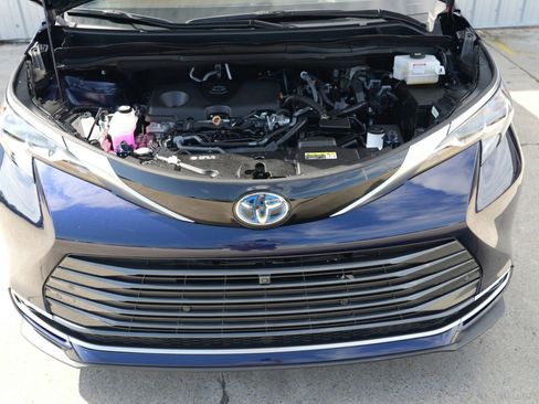 Used 2024 Toyota Sienna Platinum image 8