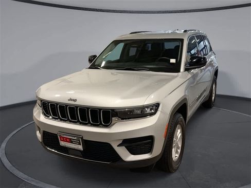 Used 2023 Jeep Grand Cherokee Laredo image 1