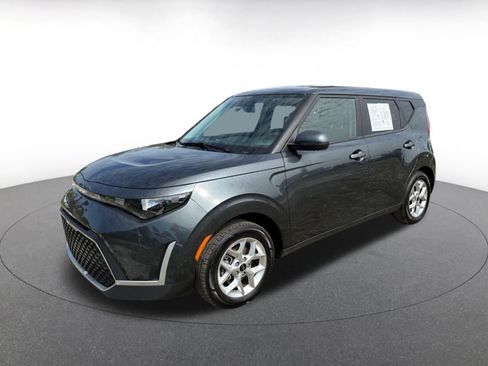 Used 2025 Kia Soul LX w/ LX Technology Package FWD image 4
