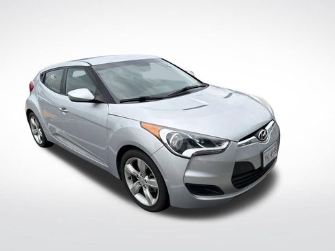 Used 2015 Hyundai Veloster FWD image 2