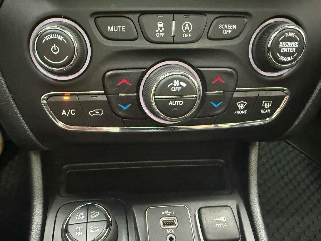 Used 2022 Jeep Cherokee Trailhawk w/ Sun, Sound & Nav Group AWD/4WD image 21