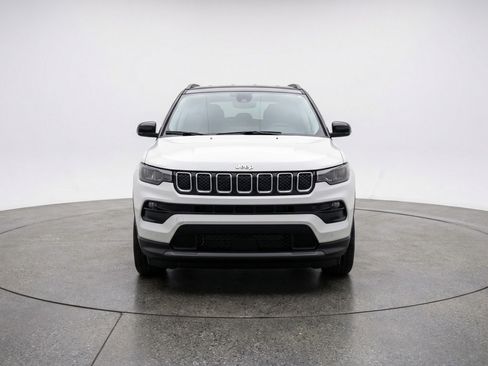 Used 2025 Jeep Compass Limited AWD/4WD image 2