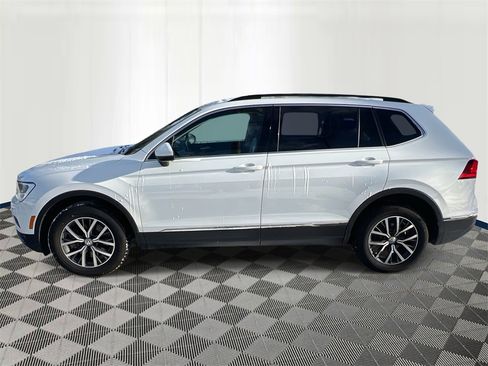 Used 2018 Volkswagen Tiguan SE w/ Panoramic Sunroof Package image 2