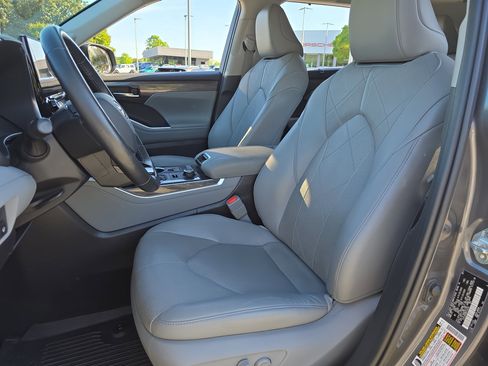 Used 2021 Toyota Highlander Platinum AWD/4WD image 17