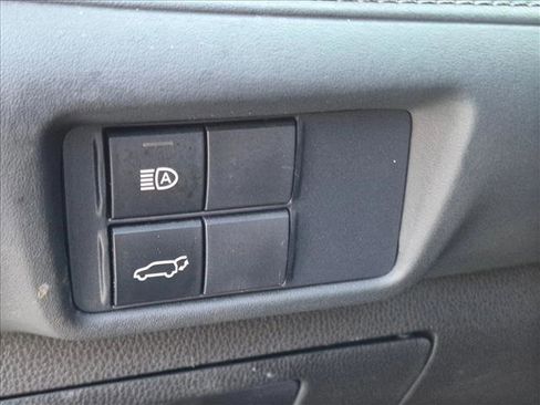 Used 2021 Toyota Highlander LE FWD image 11