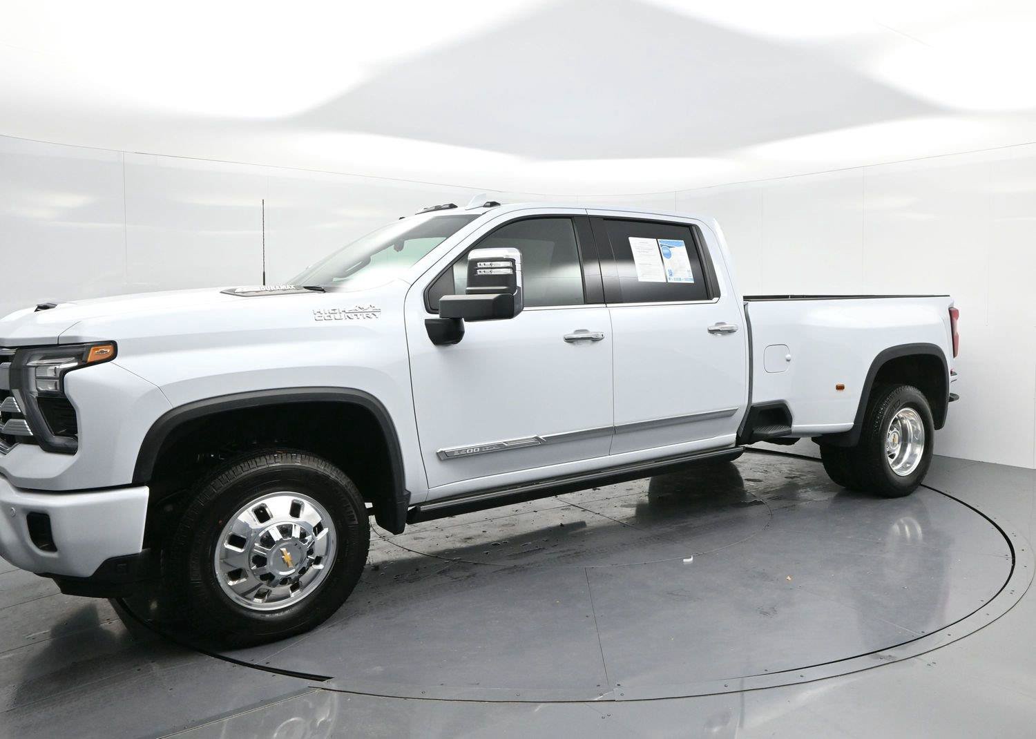 Used 2026 Chevrolet Silverado 3500 High Country w/ Technology Package AWD/4WD image 4