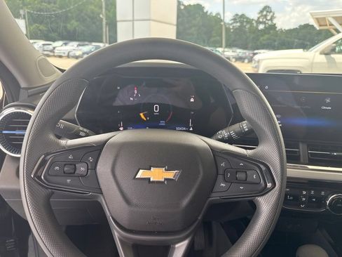 Used 2025 Chevrolet Trax LT FWD image 22