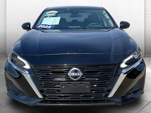 Used 2025 Nissan Altima 2.5 SV FWD image 2
