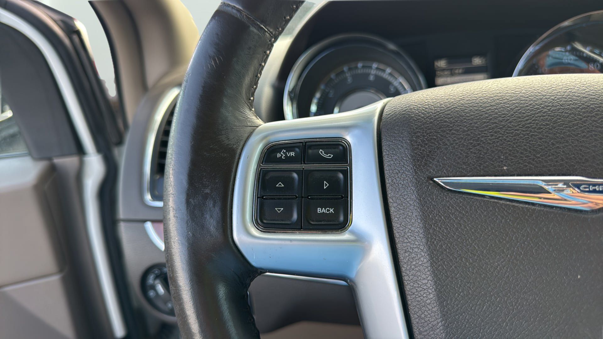 Used 2012 Chrysler Town & Country Touring w/ Entertainment Group #1 FWD image 27
