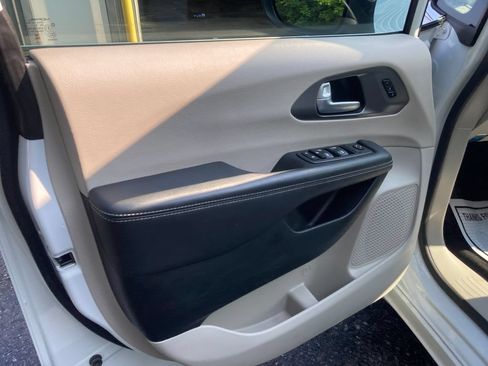 Used 2023 Chrysler Pacifica Touring-L FWD image 13