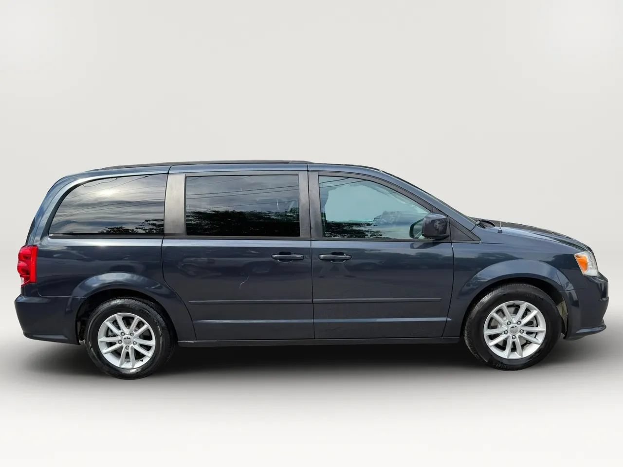 Used 2013 Dodge Grand Caravan SXT w/ UConnect Hands-Free Group FWD image 2