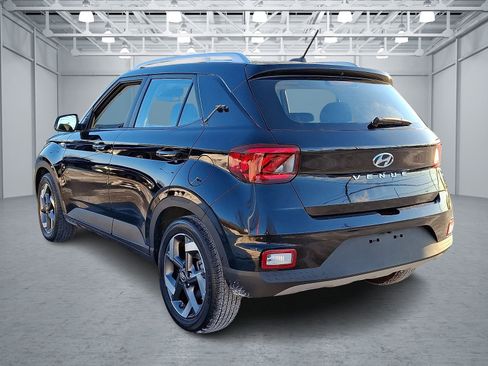 Used 2025 Hyundai Venue SEL image 4