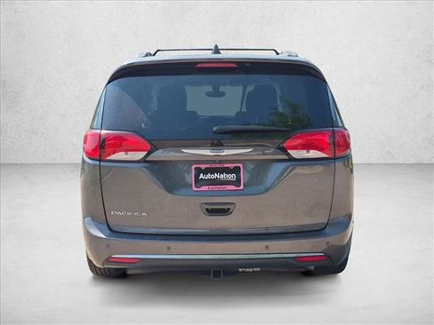 Used 2018 Chrysler Pacifica Touring-L FWD image 7