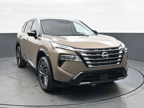 Used 2024 Nissan Rogue Platinum image 1