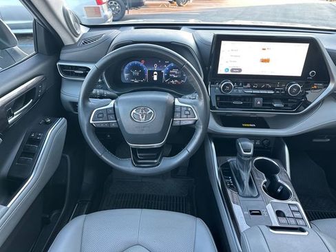 Used 2023 Toyota Highlander Platinum image 10