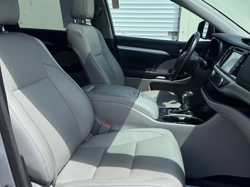 Used 2017 Toyota Highlander XLE AWD/4WD image 19