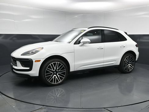 Certified 2025 Porsche Macan AWD/4WD image 1