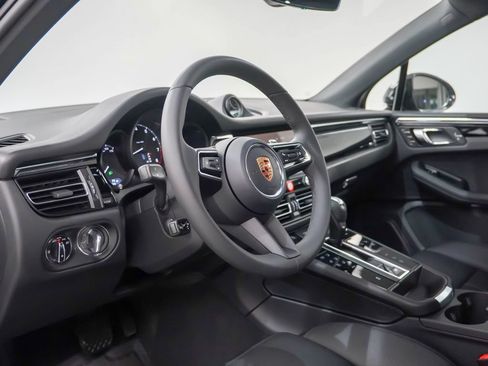 Certified 2026 Porsche Macan AWD/4WD image 4