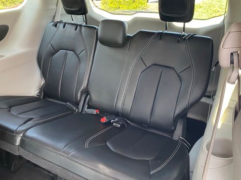 Used 2024 Chrysler Pacifica Touring-L FWD image 8