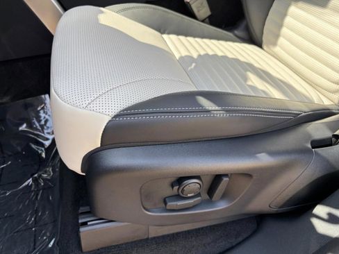 Certified 2025 Land Rover Discovery Dynamic SE image 41