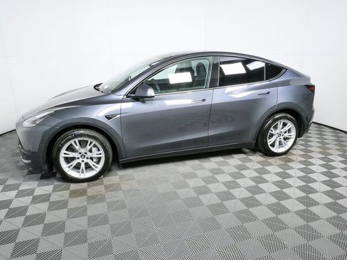 Used 2022 Tesla Model Y Long Range image 2