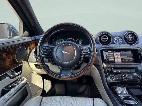Used 2012 Jaguar XJ image 21