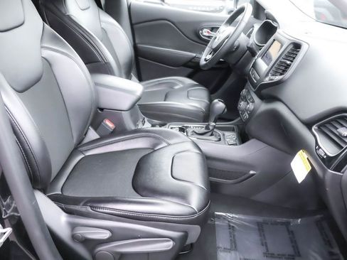 Used 2019 Jeep Cherokee Latitude Plus FWD image 36