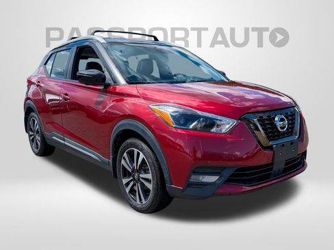 Used 2020 Nissan Kicks SR w/ SR Premium Package FWD image 2