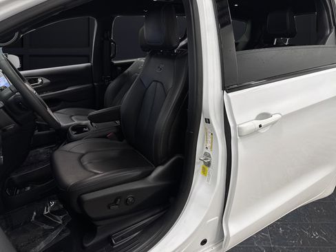 Used 2024 Chrysler Pacifica Limited FWD image 4