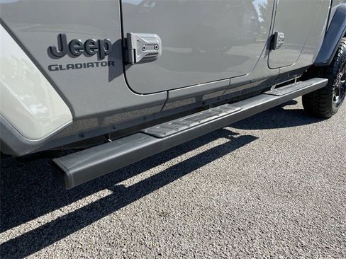 Used 2021 Jeep Gladiator Willys image 8