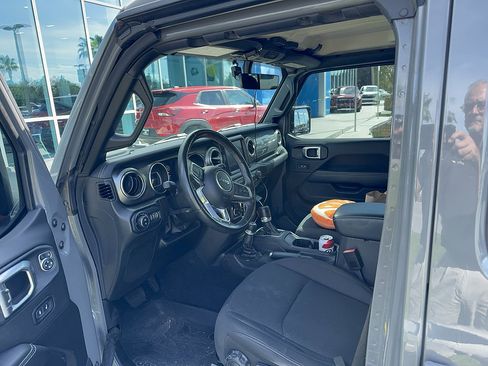 Used 2022 Jeep Gladiator Overland w/ LED Lighting Group AWD/4WD image 6