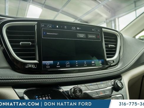 Used 2021 Chrysler Pacifica Touring-L FWD image 7