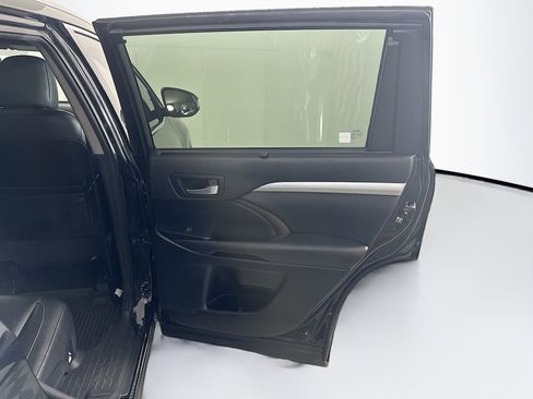 Used 2016 Toyota Highlander XLE image 33