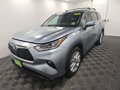 Used 2021 Toyota Highlander Limited AWD/4WD image 3