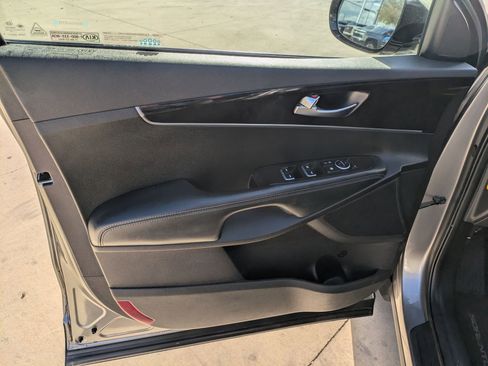 Used 2018 Kia Sorento L image 11