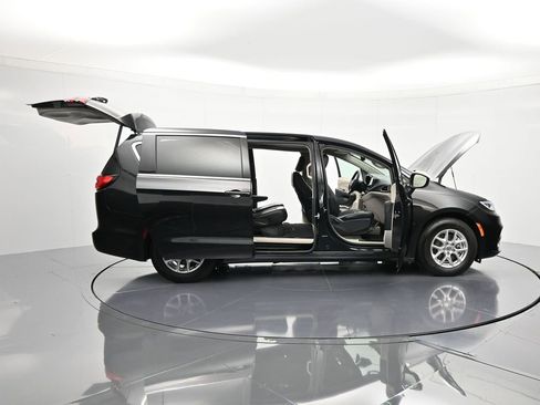 Certified 2023 Chrysler Pacifica Touring-L image 50