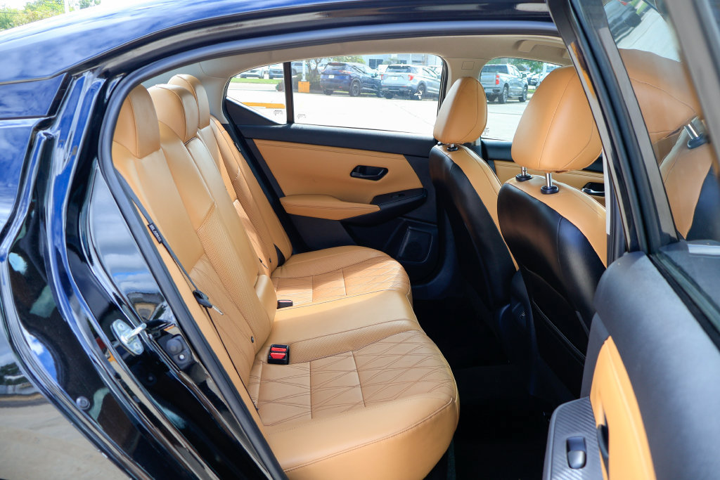 Used 2024 Nissan Sentra SV w/ SV Premium Package FWD image 10