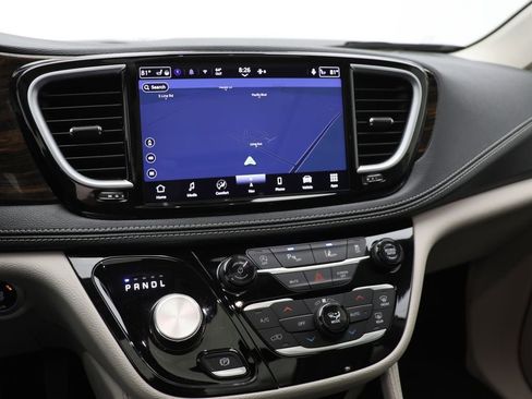 Used 2024 Chrysler Pacifica Limited image 22