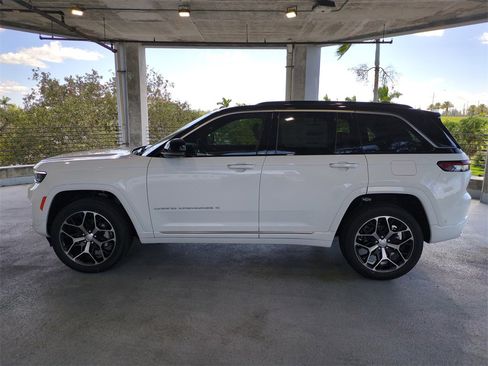 New 2025 Jeep Grand Cherokee Summit image 8