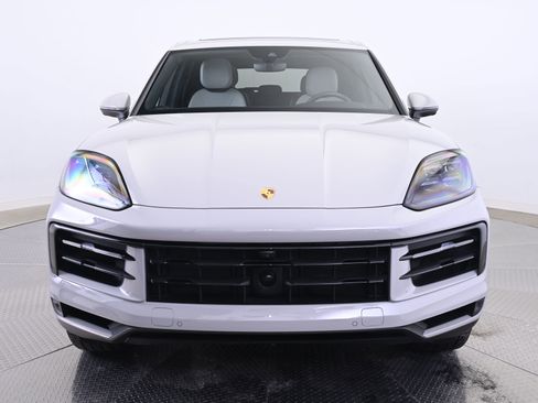 Used 2025 Porsche Cayenne image 10