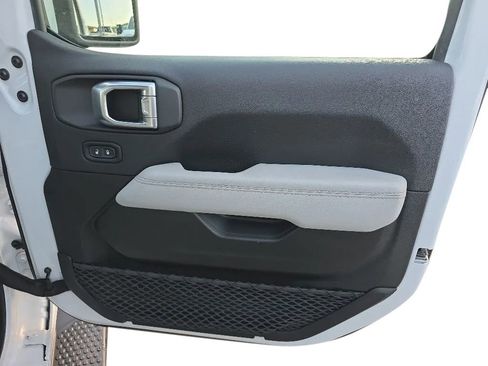 Used 2021 Jeep Wrangler Unlimited Sahara AWD/4WD image 19