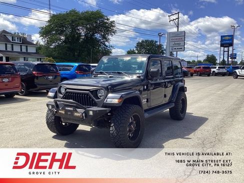 Used 2018 Jeep Wrangler Unlimited Sahara w/ Uconnect 4C Nav & Sound Group AWD/4WD image 3