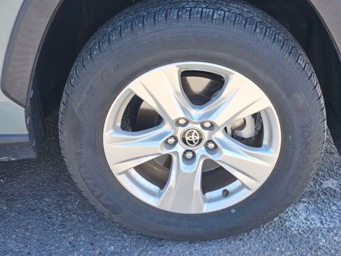 Used 2021 Toyota RAV4 XLE w/ Carpet Mat Package (TMS) AWD/4WD image 15