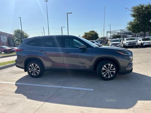 Used 2022 Toyota Highlander XLE AWD/4WD image 2