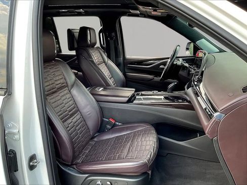 Used 2022 Cadillac Escalade Sport Platinum w/ LPO, Floor Liner Package AWD/4WD image 31