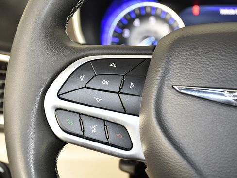 Used 2024 Chrysler Pacifica Touring-L FWD image 20