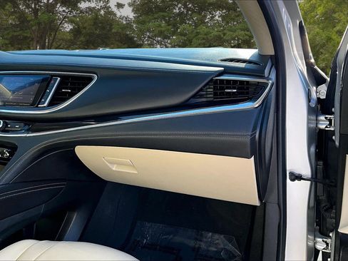 Used 2020 Buick Enclave Premium w/ Sun and Sites Package image 28