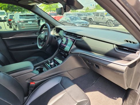 Used 2025 Jeep Grand Cherokee L Limited w/ Luxury Tech Group II AWD/4WD image 17