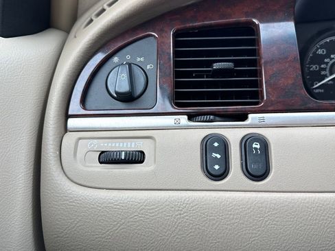 Used 2006 Lincoln Town Car Signature image 22