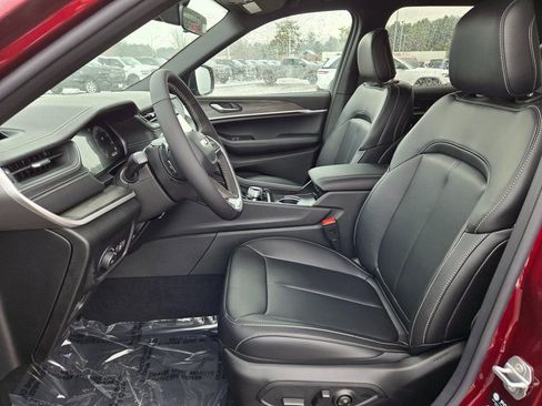 New 2025 Jeep Grand Cherokee Limited w/ Black Appearance Package image 10